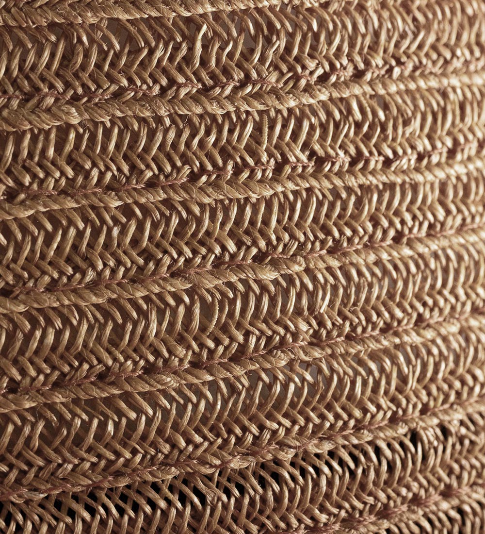 Gros plan sur un tressage en paille abaca