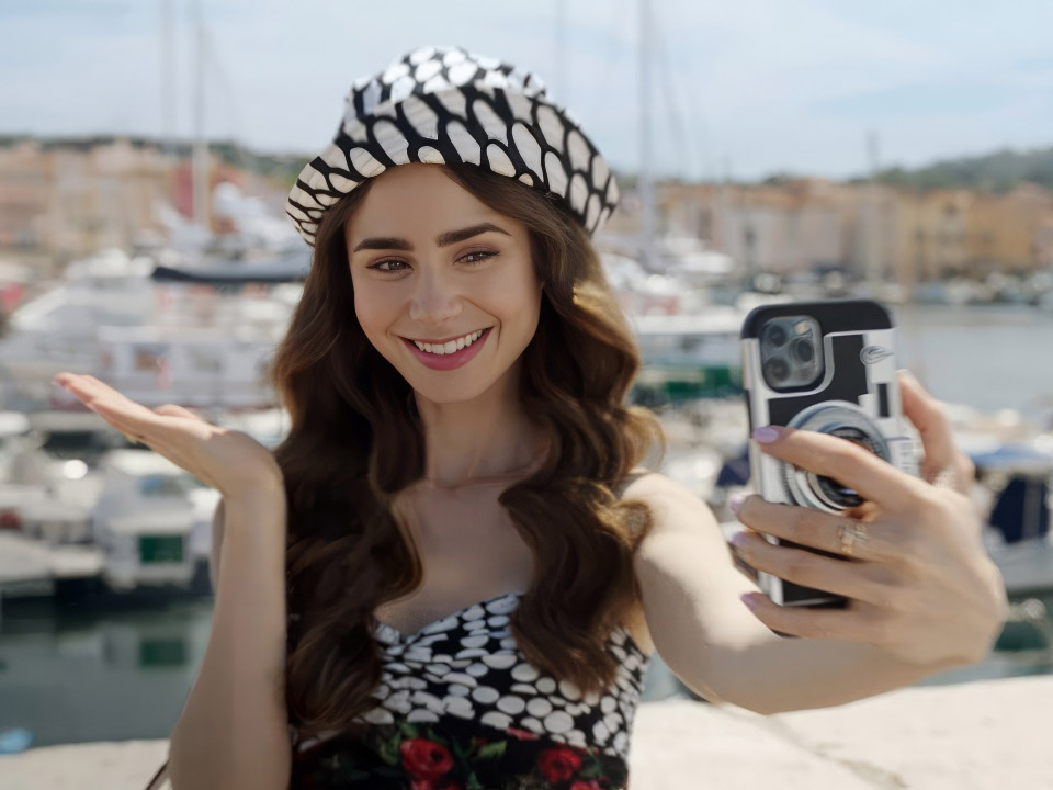 Selfie de Emily en Par&iacute;s con sombrero