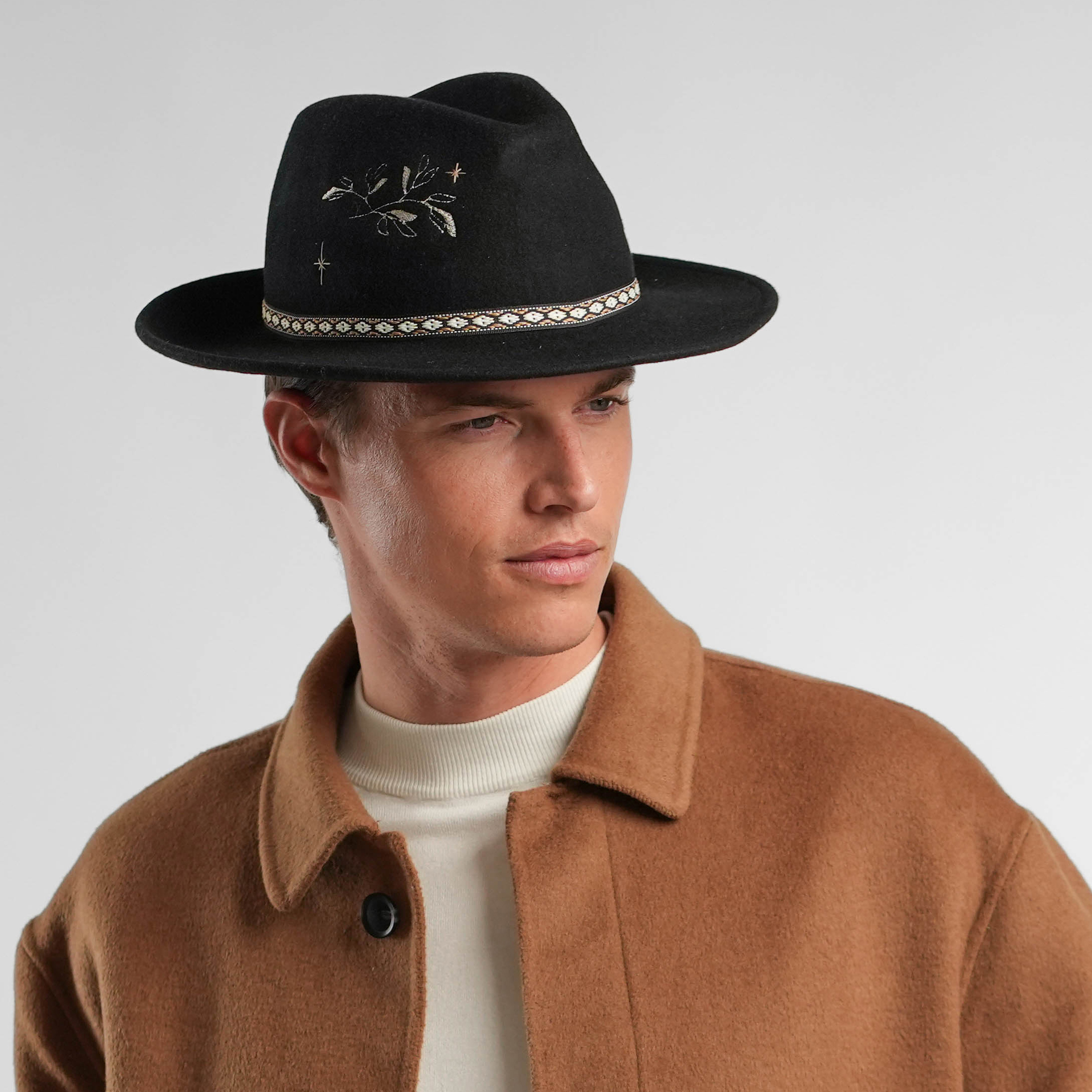 Fedora recto, estilo clásico