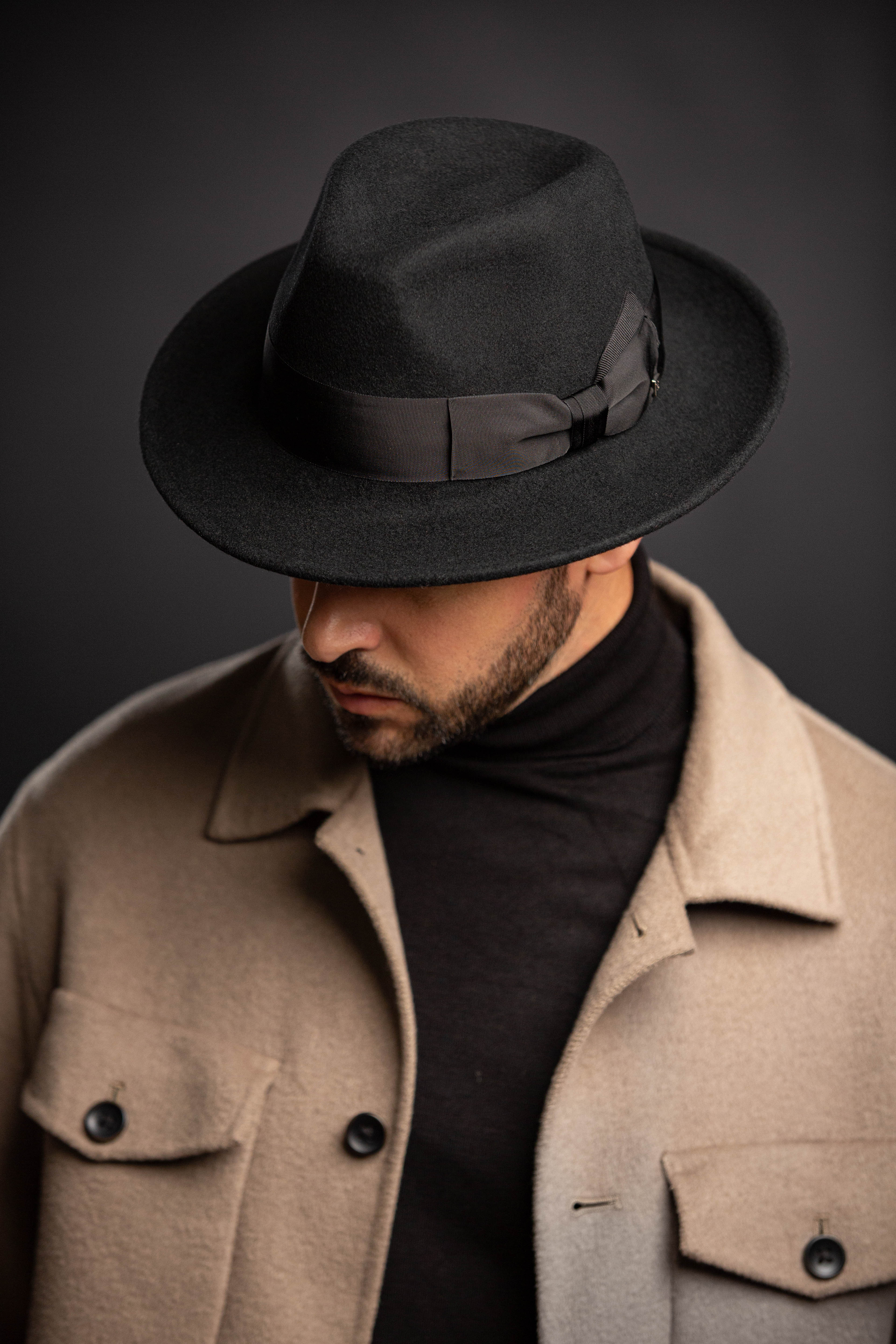 Fedora, sombra en el rostro, ambiente cinematográfico