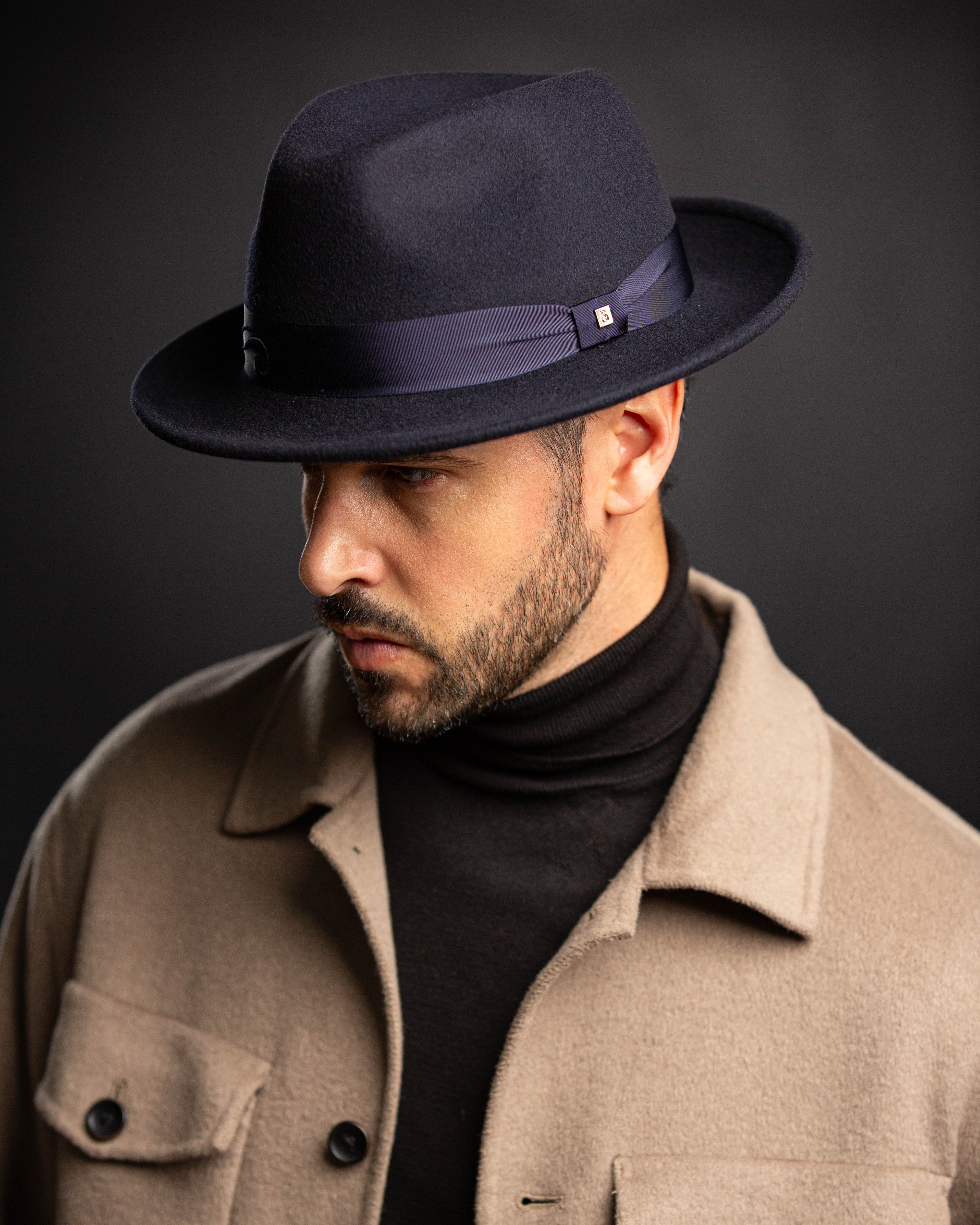 Retrato hombre con Fedora, elegancia atemporal