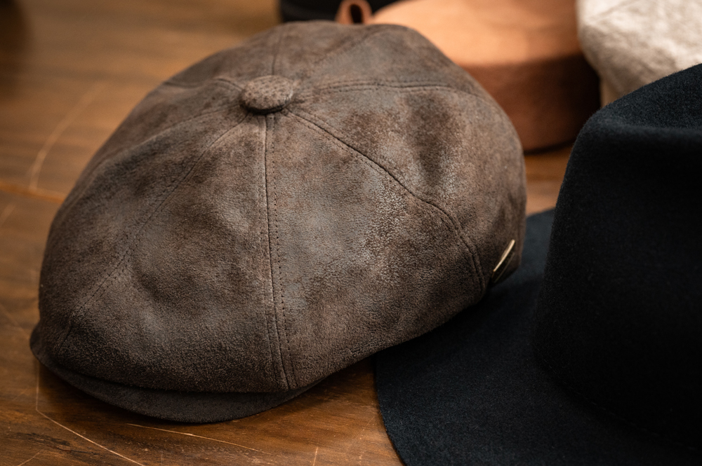 Gorra de cuero natural sobre fondo claro