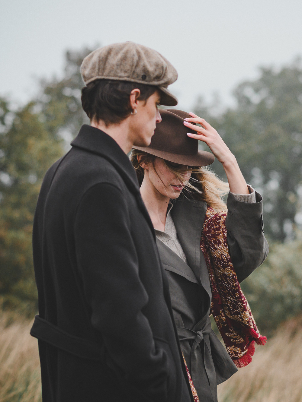Sombrero y gorra sobre fondo neutro