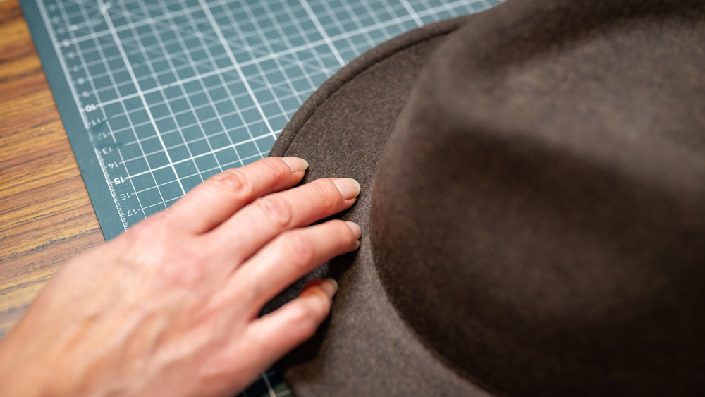Sombrero trilby de fieltro en primer plano