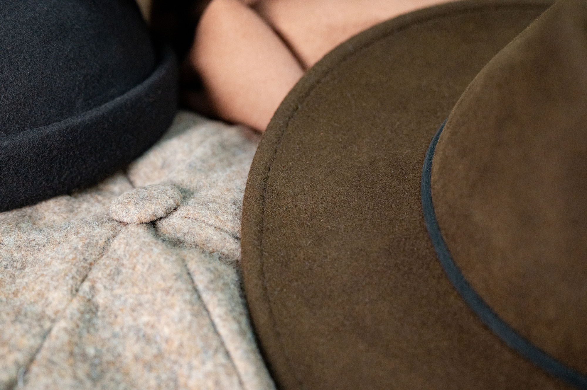 Selección de materiales naturales para sombreros