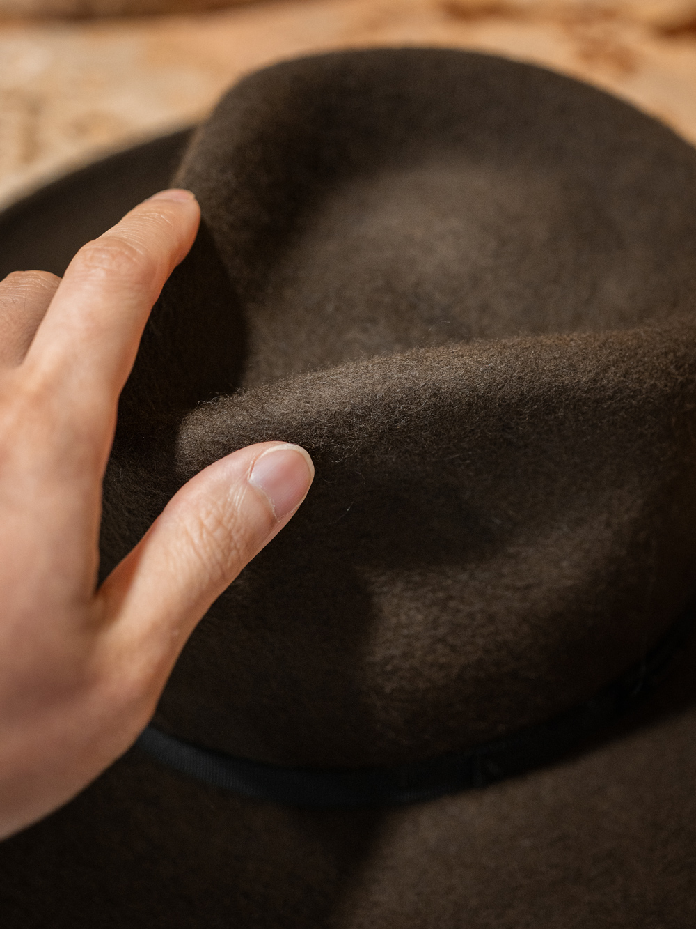 Sombrero Caballero de fieltro crudo sobre fondo claro