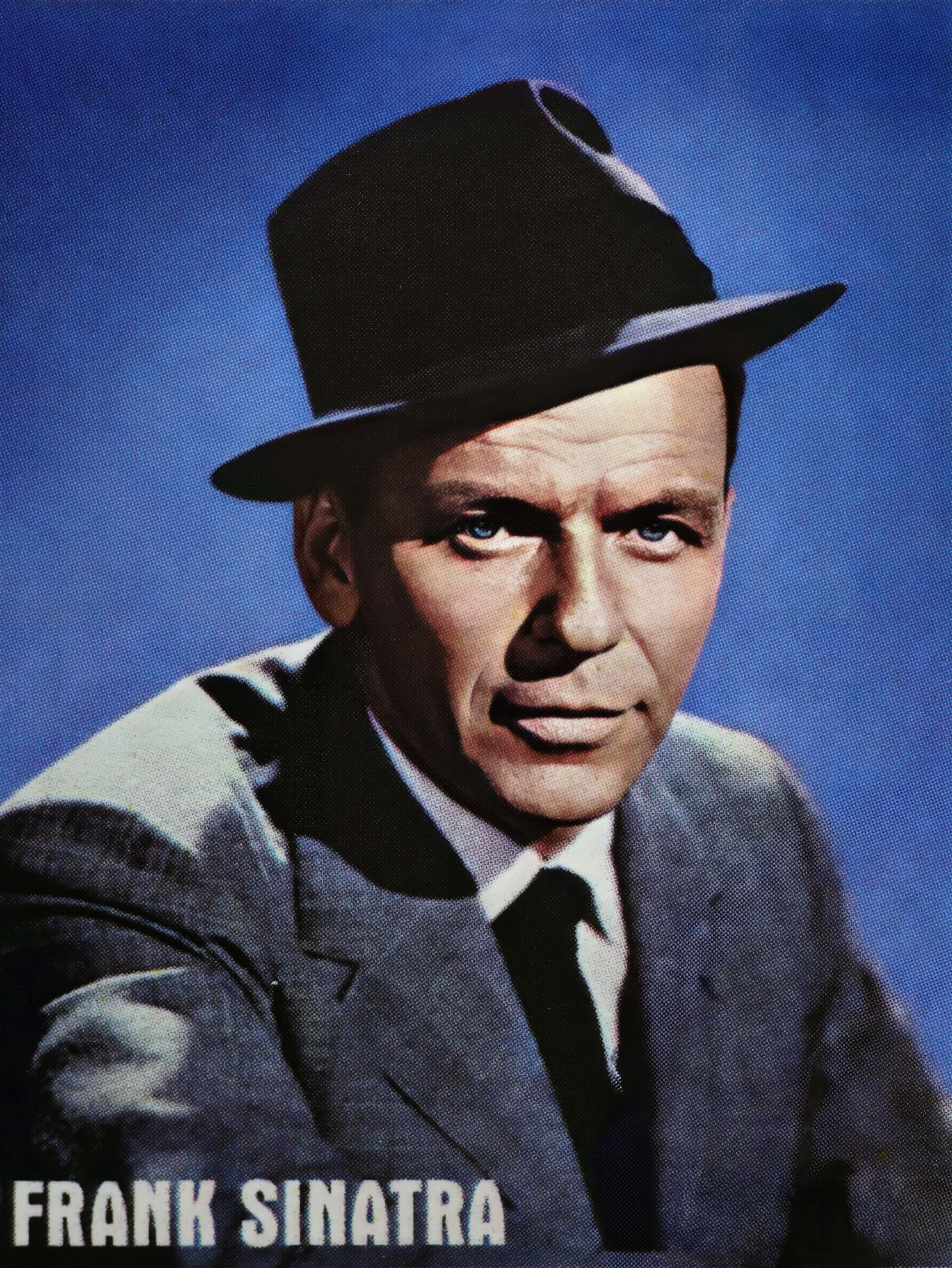 Sinatra con Fedora, inclinación icónica